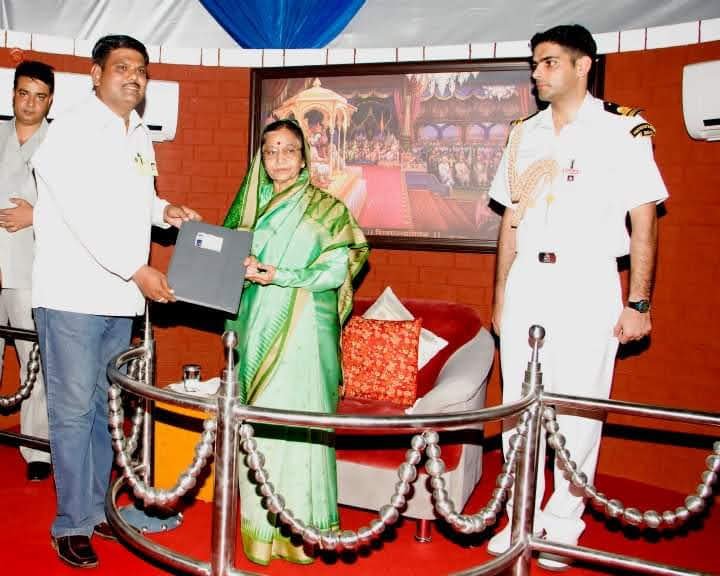 Dr. Balasaheb Kumawat presenting the work and impact of Jeevan Jyoti De-Addiction Mission to Former President of India, Smt. Pratibha Devisingh Patil.